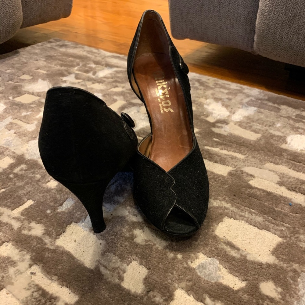 Mikèlos black suede 2.5 in heel